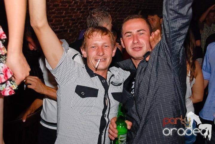 O petrecere incendiară în Club Escape, 