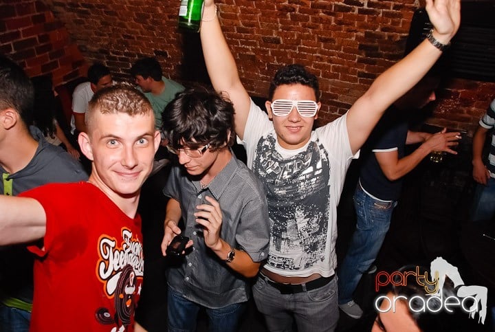 O petrecere incendiară în Club Escape, 