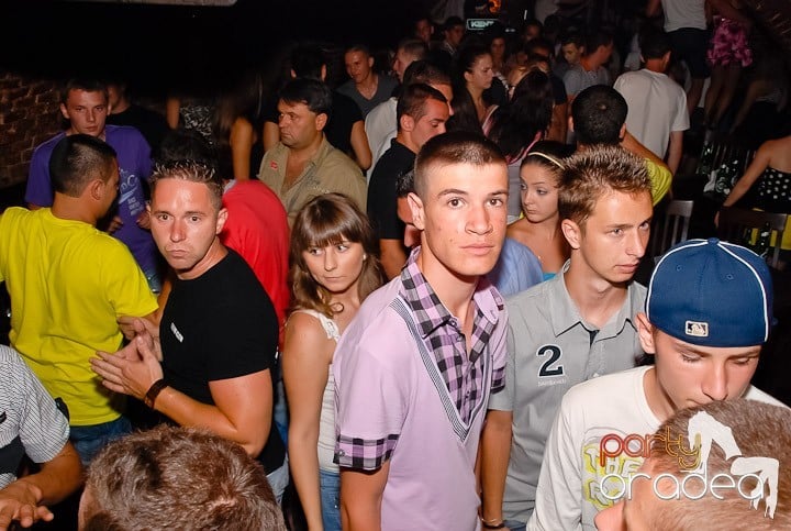 O petrecere incendiară în Club Escape, 