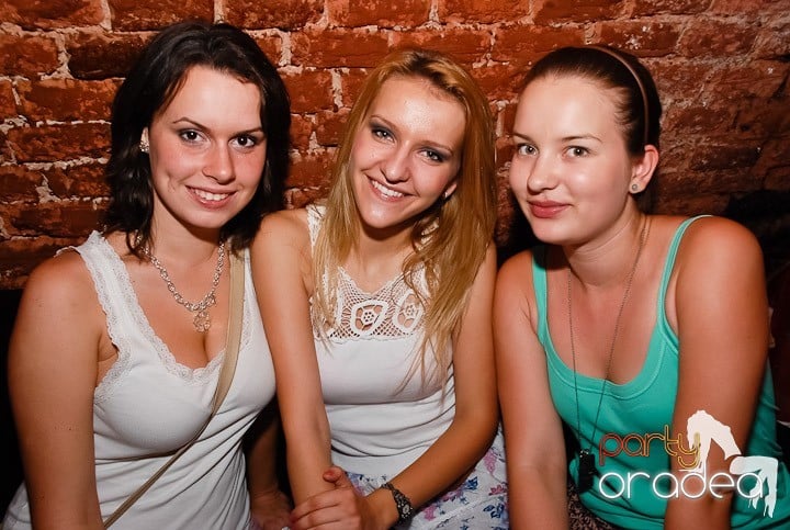 O petrecere incendiară în Club Escape, 