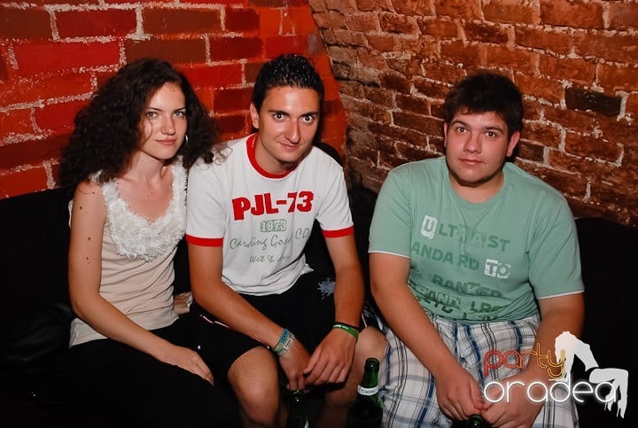 O petrecere incendiară în Club Escape, 