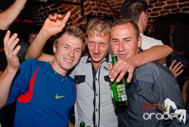 O petrecere incendiară în Club Escape, 