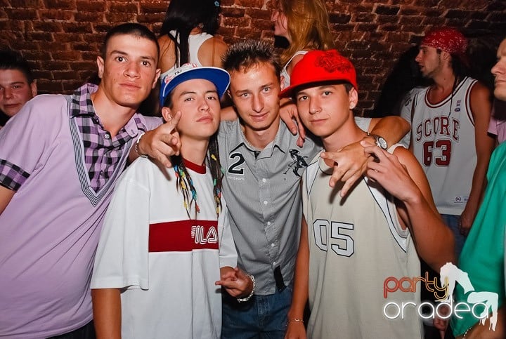 O petrecere incendiară în Club Escape, 