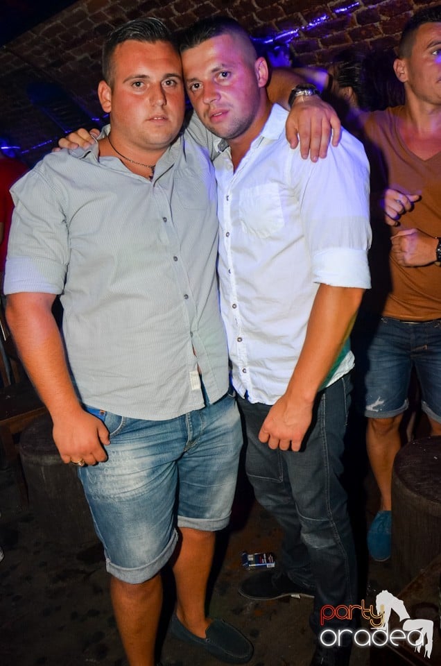 Party all night long în Club Escape, 