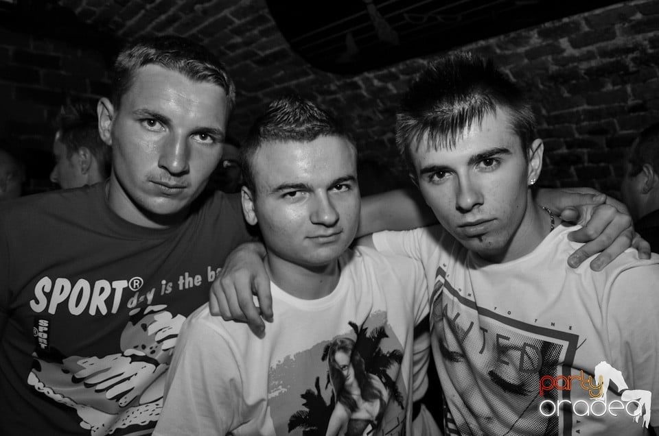 Party all night long în Club Escape, 