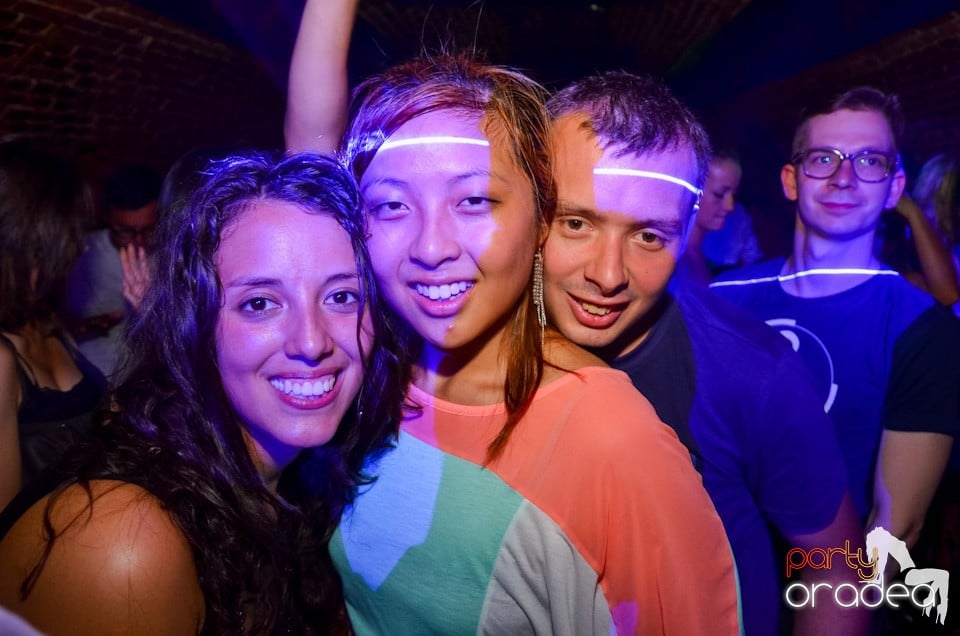 Party all night long în Club Escape, 