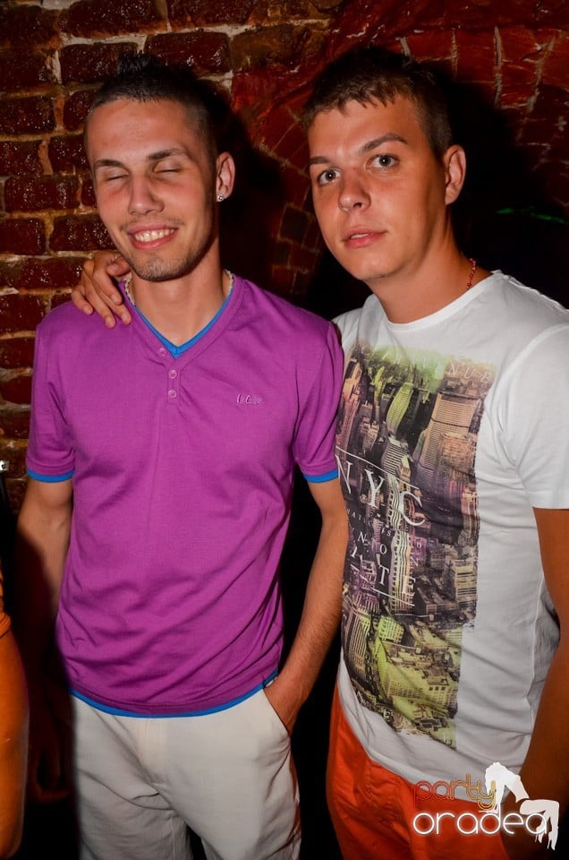 Party all night long în Club Escape, 