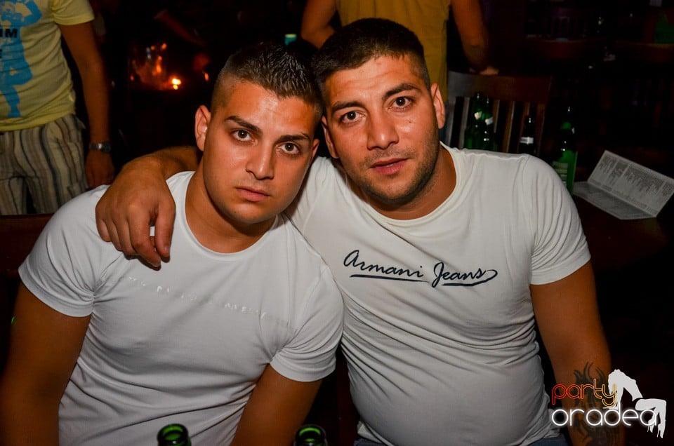 Party all night long în Club Escape, 