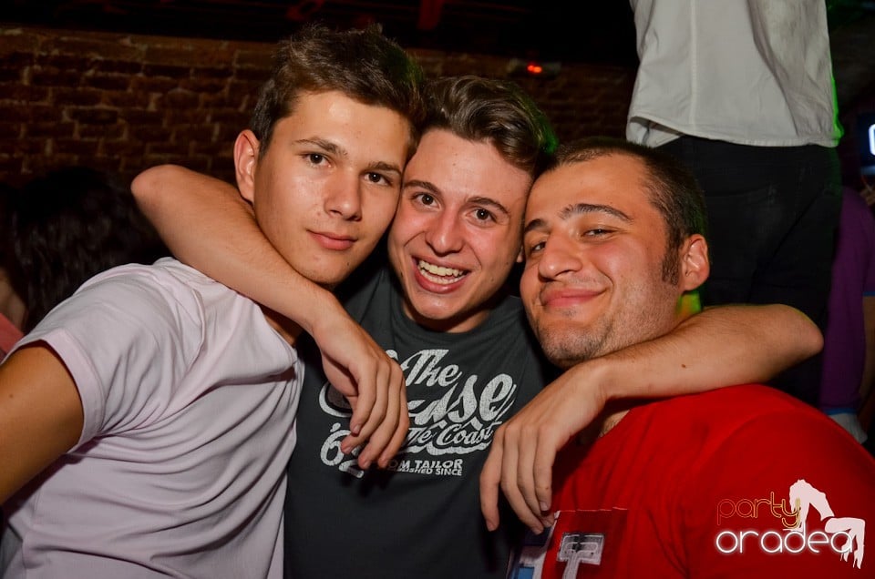 Party all night long în Club Escape, 