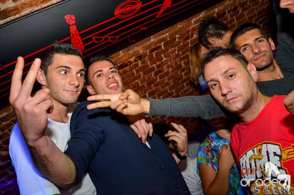 Party all night long în Club Escape, 