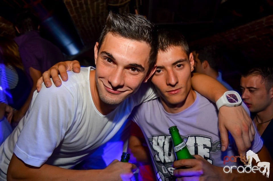 Party all night long în Club Escape, 