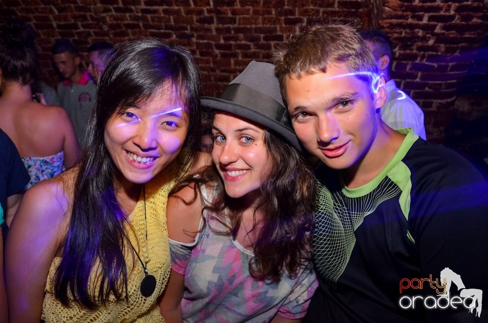 Party all night long în Club Escape, 