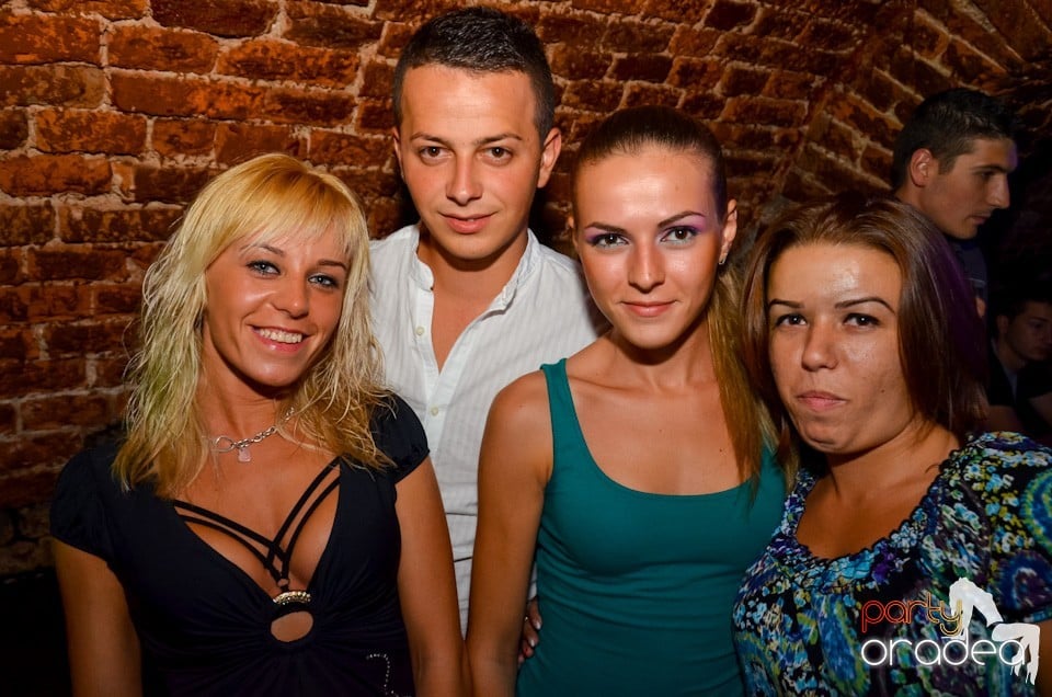 Party all night long în Club Escape, 
