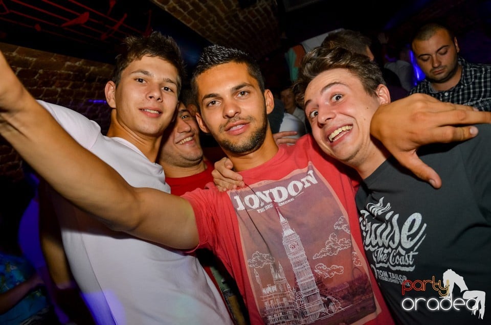 Party all night long în Club Escape, 