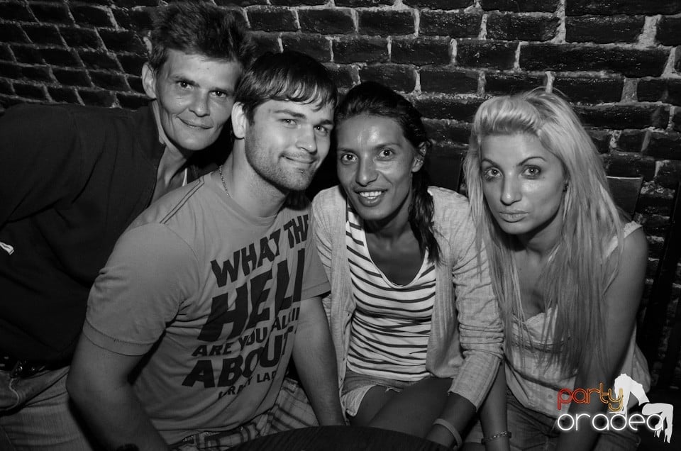 Party all night long în Club Escape, 