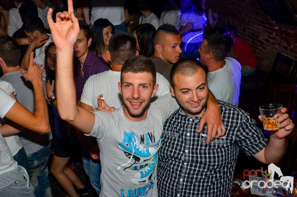 Party all night long în Club Escape, 