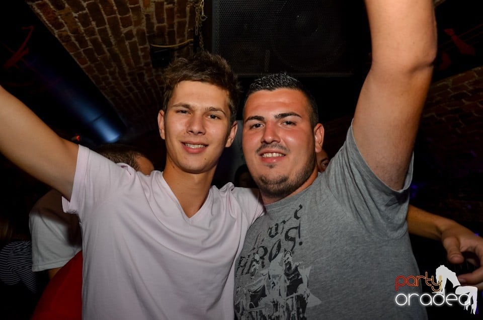 Party all night long în Club Escape, 