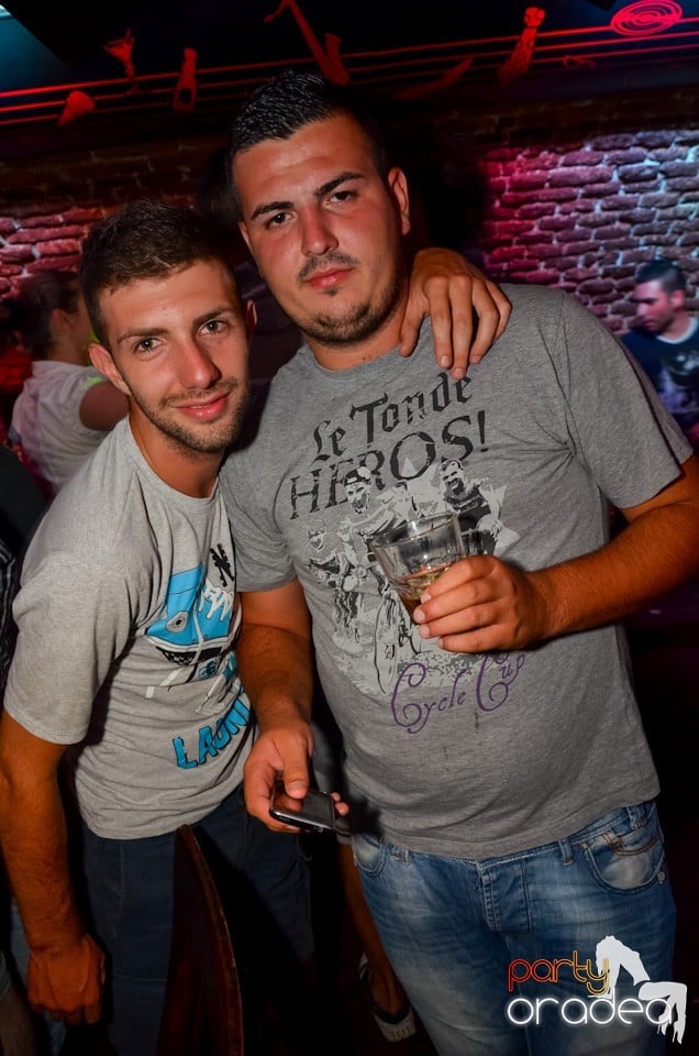 Party all night long în Club Escape, 