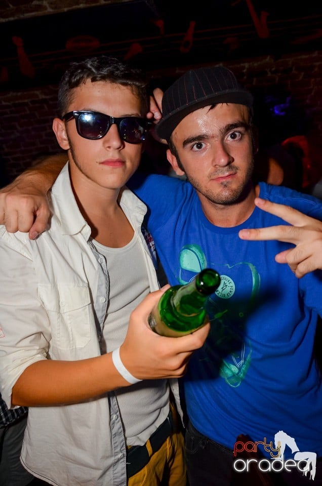 Party all night long în Club Escape, 