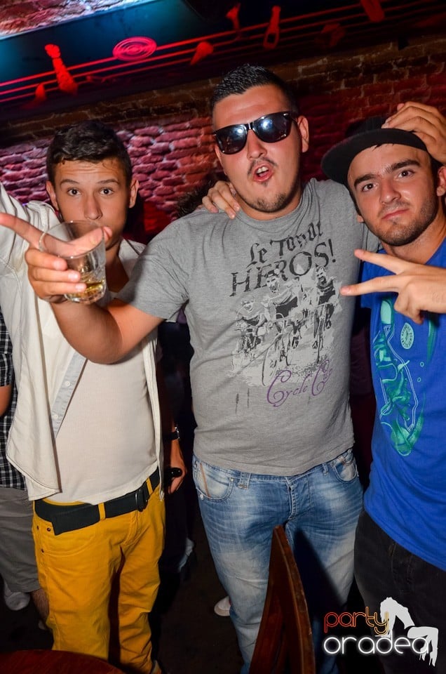 Party all night long în Club Escape, 