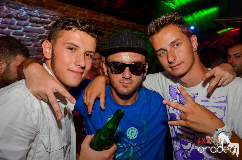 Party all night long în Club Escape, 