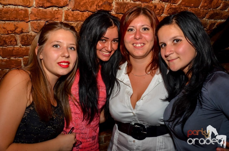 Party all night long în Club Escape, 