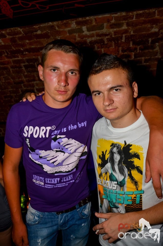 Party all night long în Club Escape, 