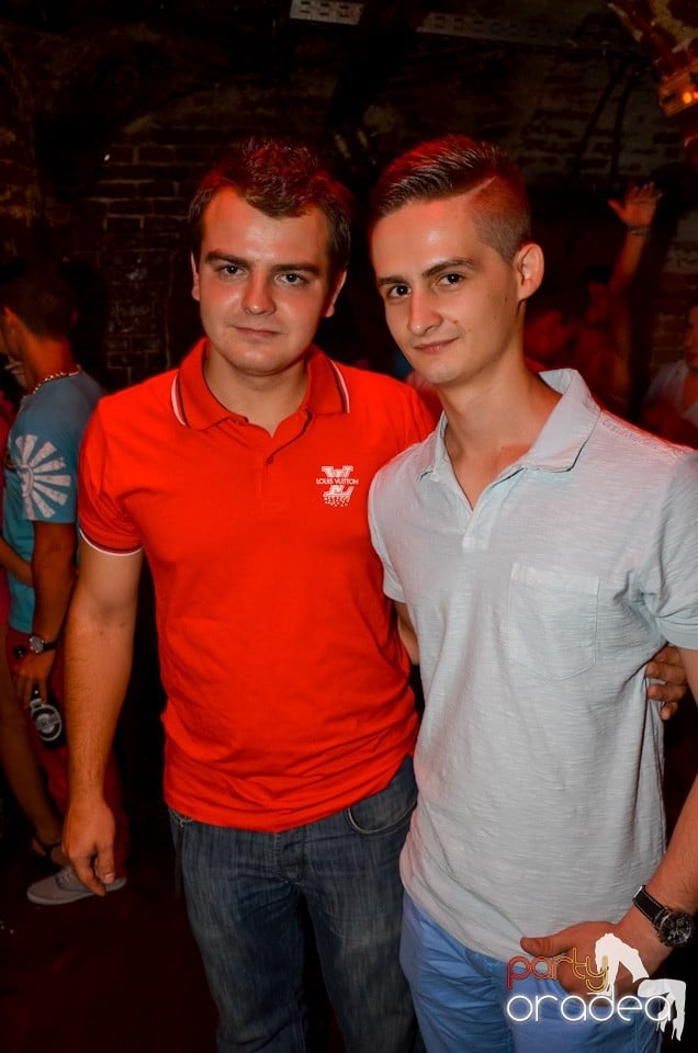 Party all night long în Club Escape, 