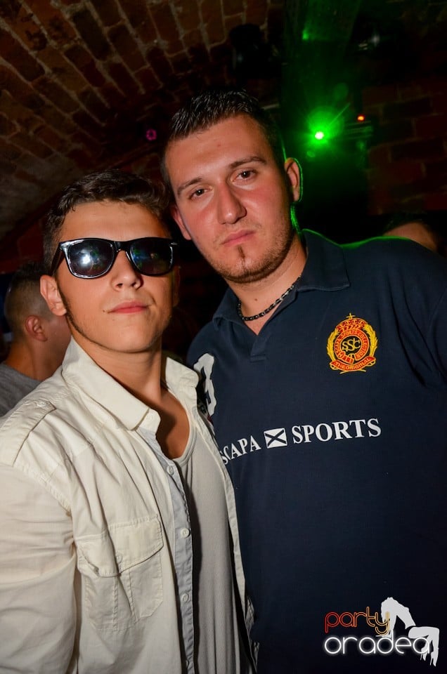 Party all night long în Club Escape, 