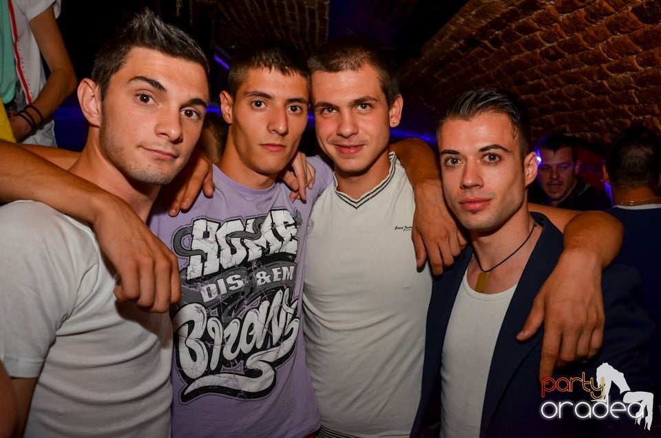 Party all night long în Club Escape, 