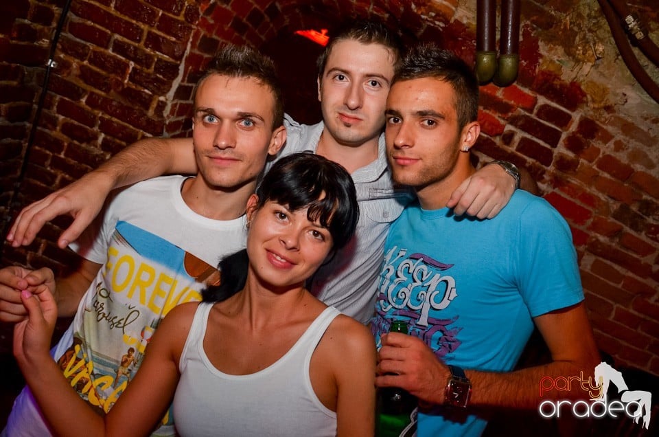 Party all night long în Club Escape, 