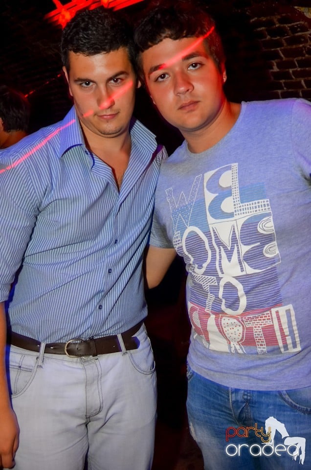 Party all night long în Club Escape, 