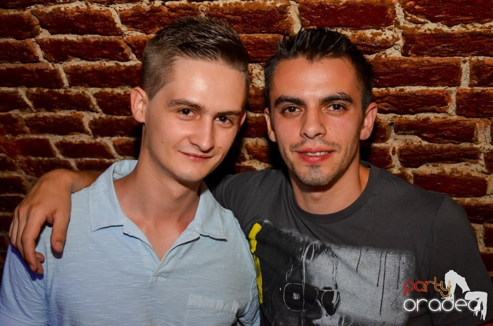 Party all night long în Club Escape, 