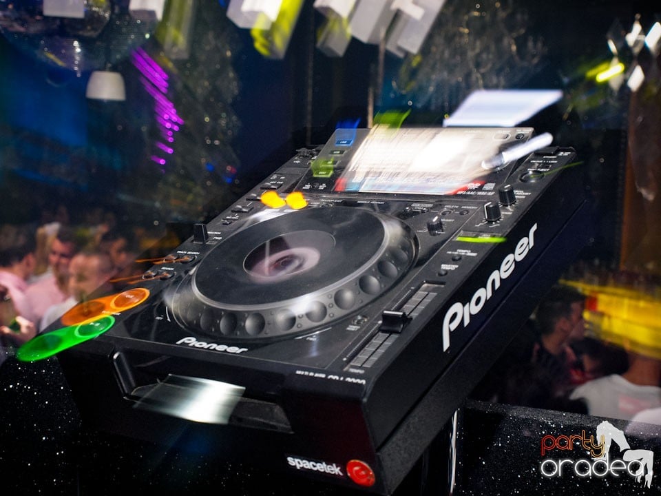 Party cu Alex P in The One,