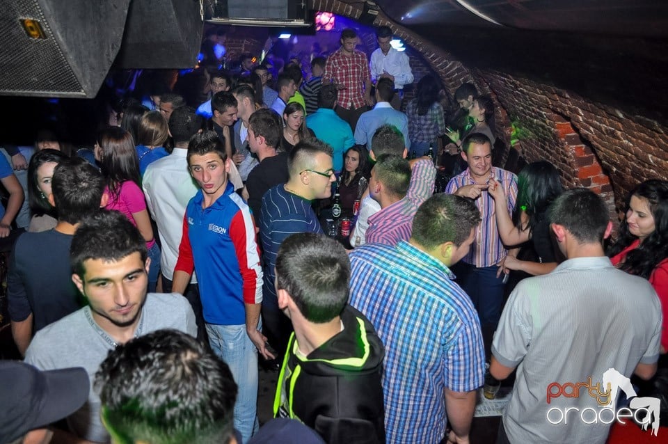 Party cu Caveman in the mix!, 