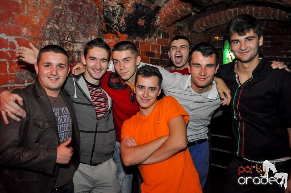 Party cu Caveman in the mix!, 