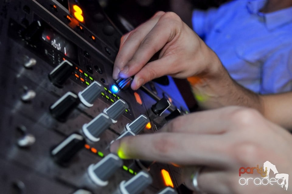 Party cu Caveman in the mix!, 