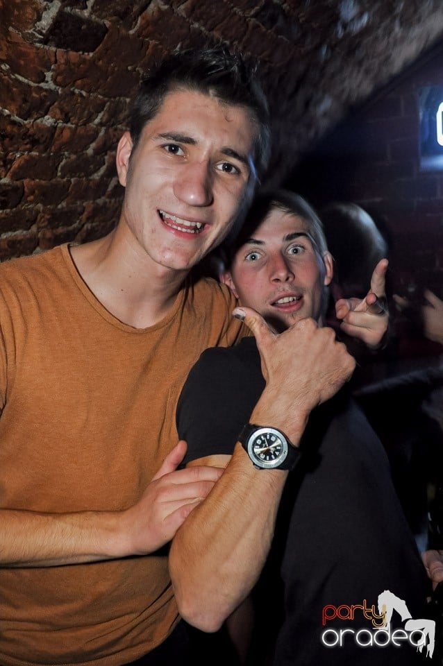 Party cu Caveman in the mix!, 