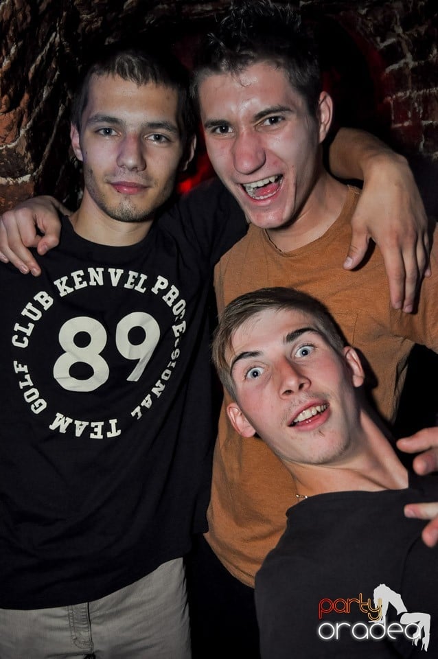 Party cu Caveman in the mix!, 