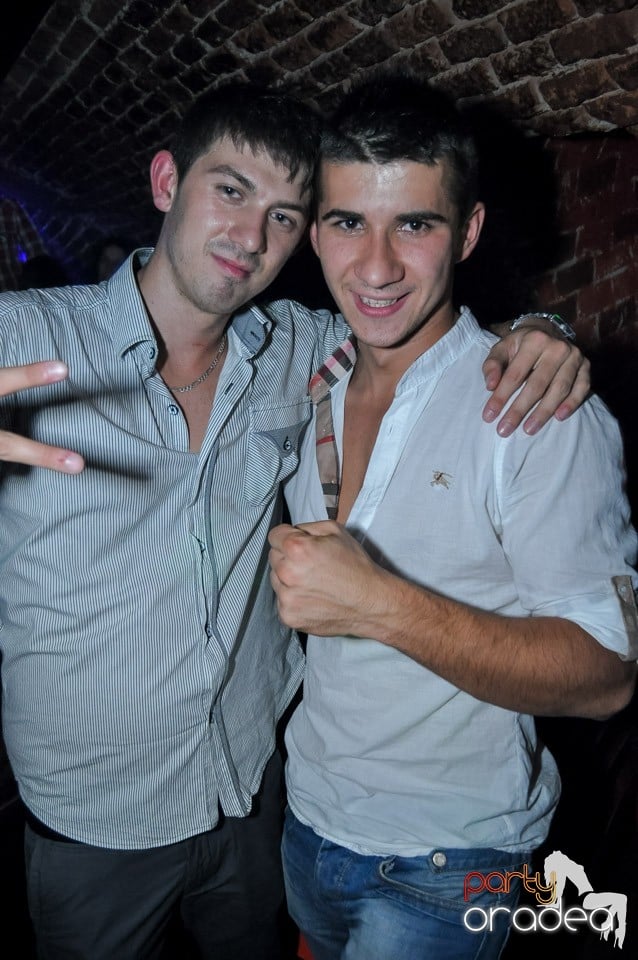 Party cu Caveman in the mix!, 