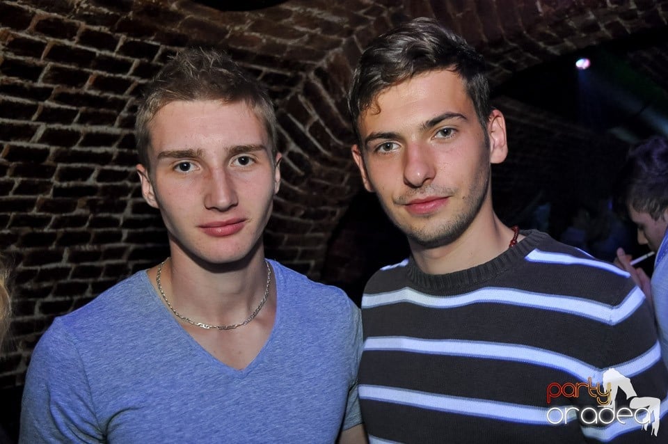 Party cu Caveman in the mix!, 