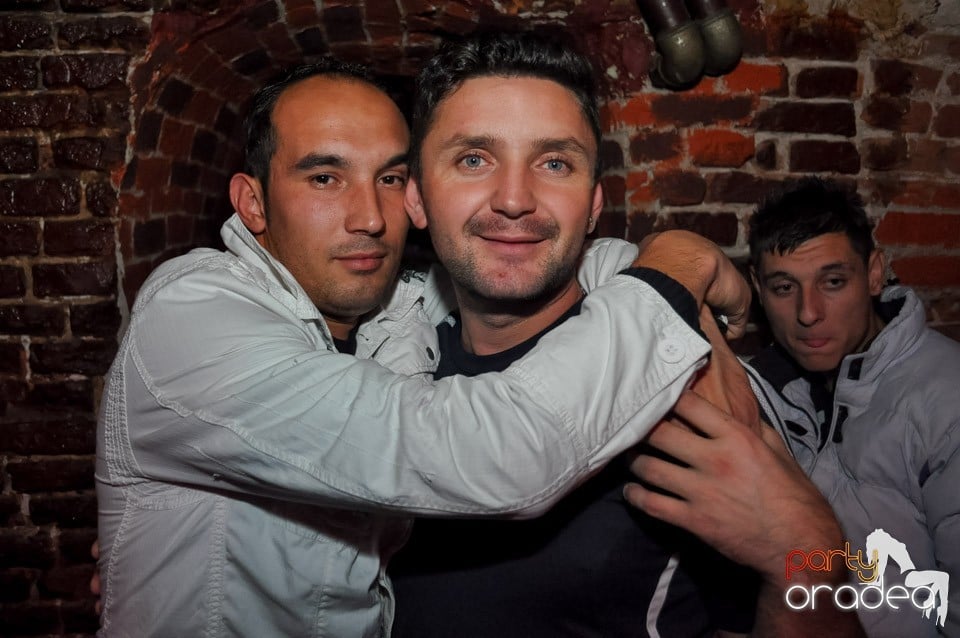 Party cu Caveman in the mix!, 