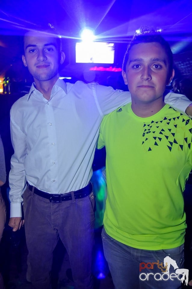 Party cu Caveman in the mix!, 