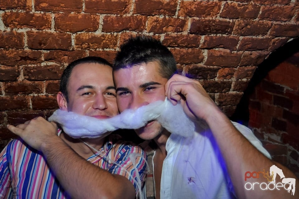 Party cu Caveman in the mix!, 