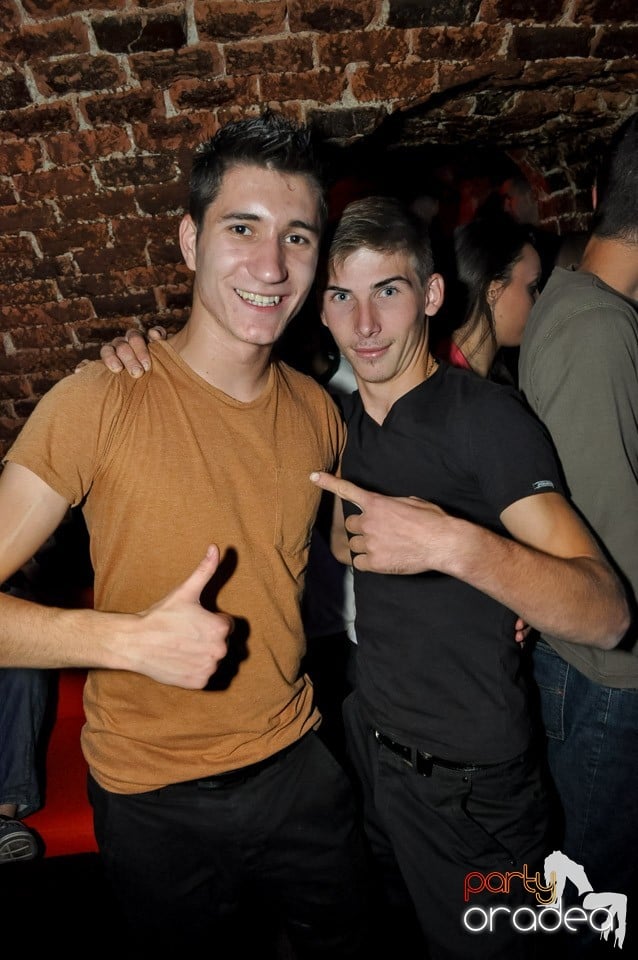 Party cu Caveman in the mix!, 