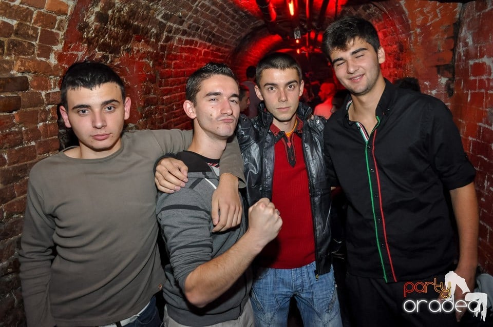 Party cu Caveman in the mix!, 