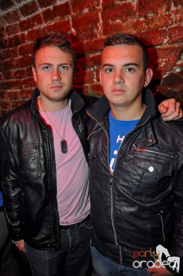 Party cu Caveman in the mix!, 