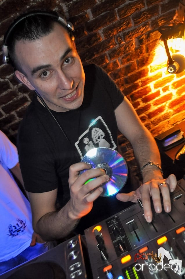 Party cu Caveman in the mix!, 