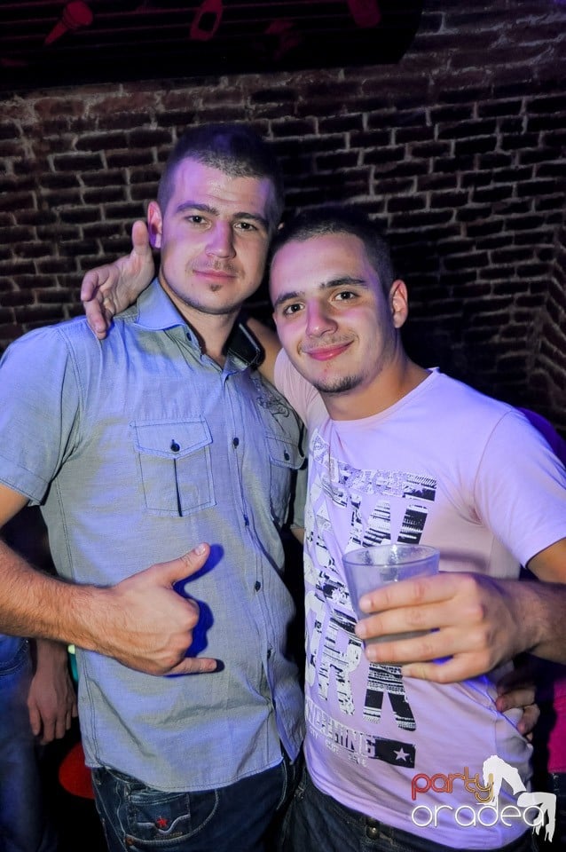 Party cu Caveman in the mix!, 