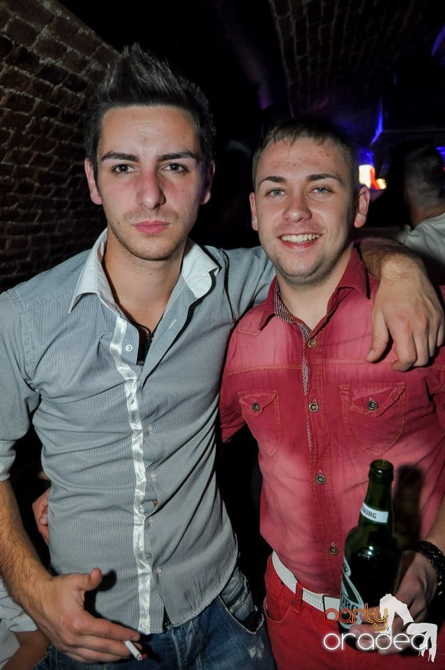 Party cu Caveman in the mix!, 